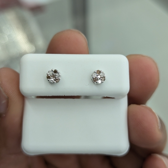 Real Diamond 10kt White Gold Stud Earring